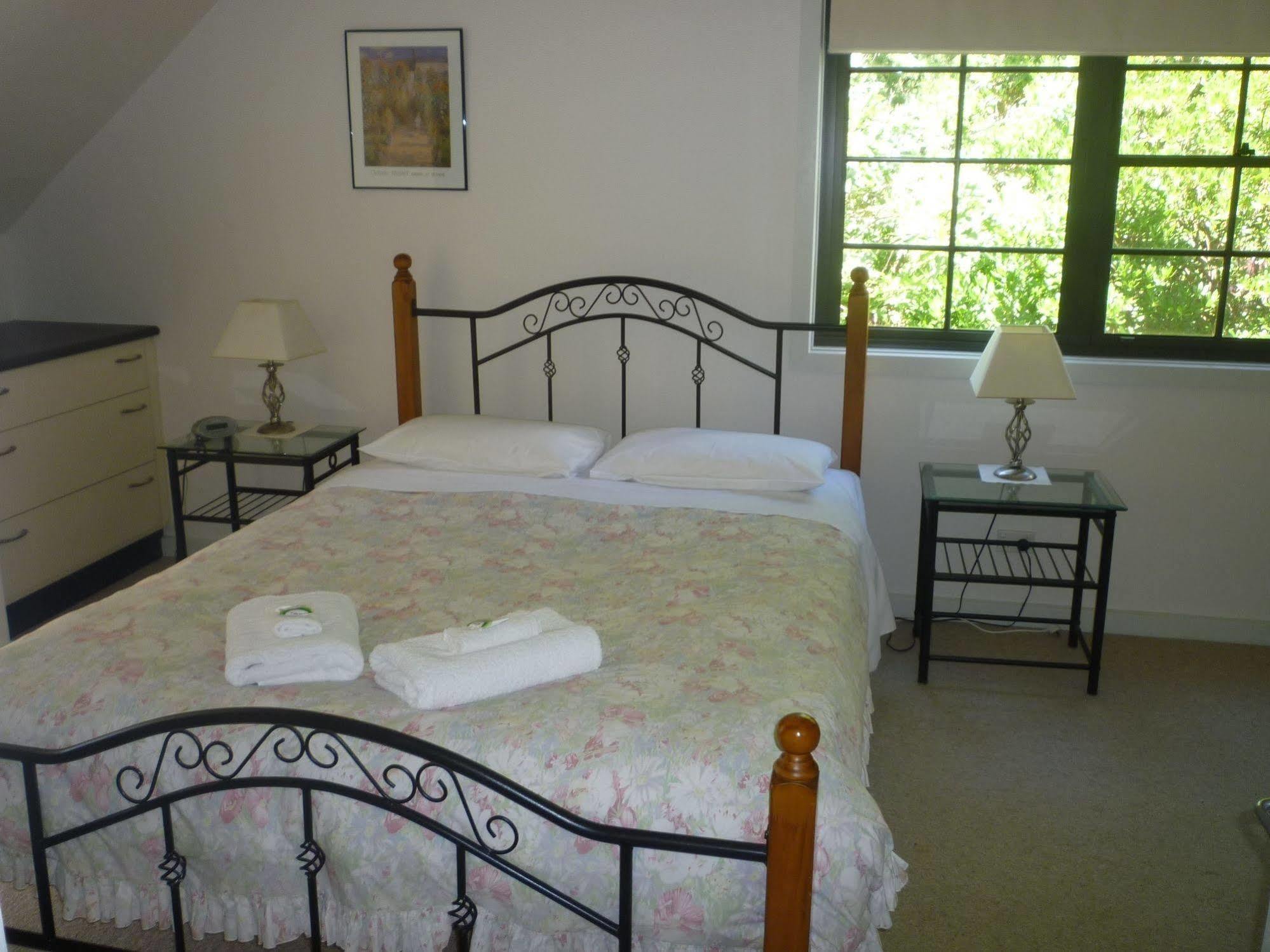 Whispering Pines Cottages Уэнтворт-Фолс Экстерьер фото